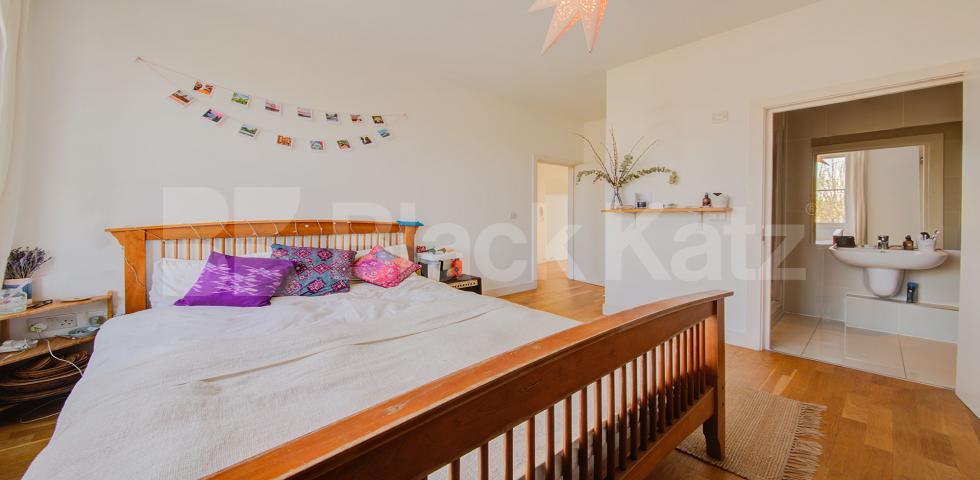			STUNNING 3 BED 2 BATH!, 3 Bedroom, 2 bath, 1 reception Flat			 Hilldrop Road, TUFNELL PARK